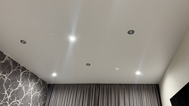 Сделали монтаж матового потолка в спальне фото