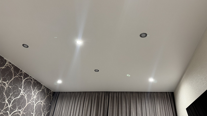 Сделали монтаж матового потолка в спальне фото 1