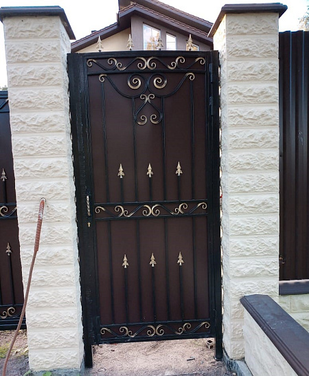 Откатные кованые ворота с отдельностоящей калиткой фото 3