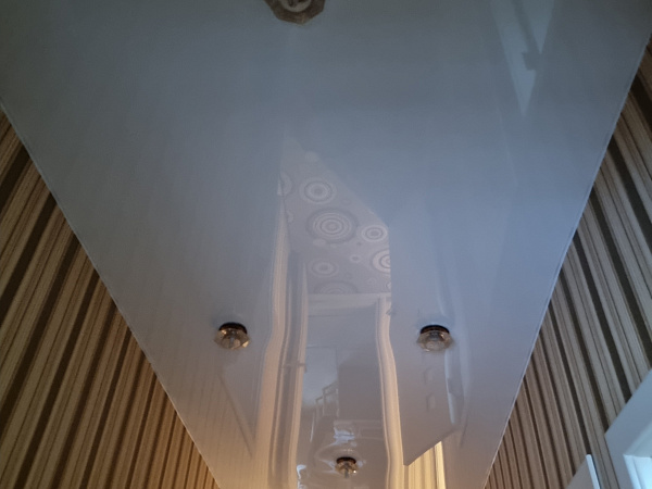 Повесили глянцевые потолки во всех комнатах в частном доме фото 8