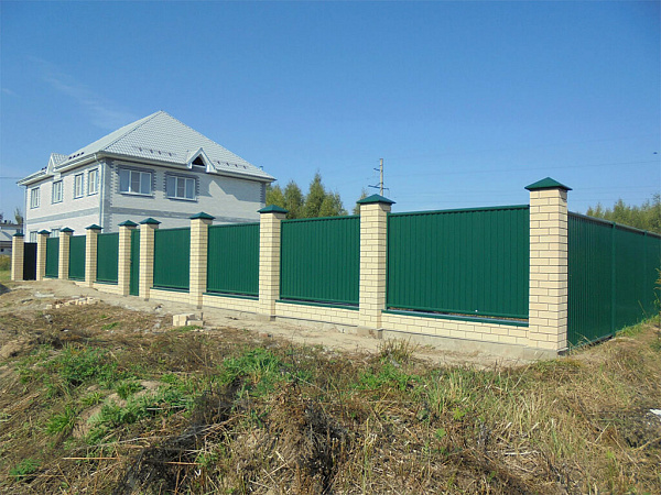 Завершили работу над комбинированным забором из профнастила на кирпичных столбах фото 1