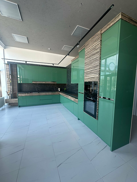 Зеленая глянцевая кухня с темной столешницей фото 3