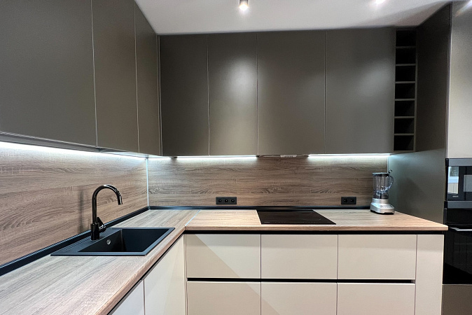 Кухня с комбинированными фасадами в трендовых цветах фото 4