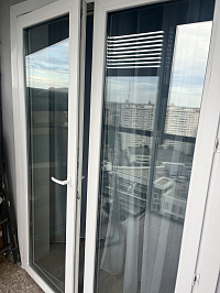 Пластиковые окна-двери высокого качества с белой структурой фото 2