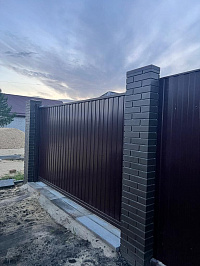 Установка забора из профнастила фото 2