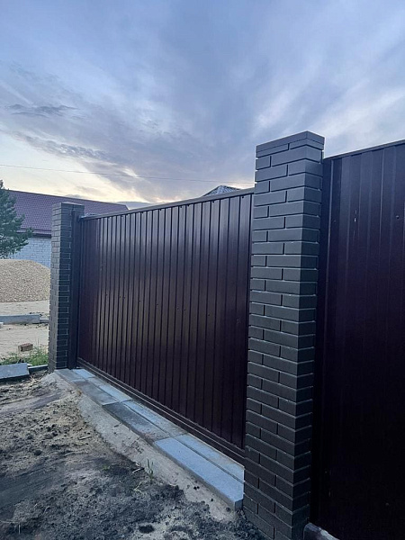 Установка забора из профнастила фото 2