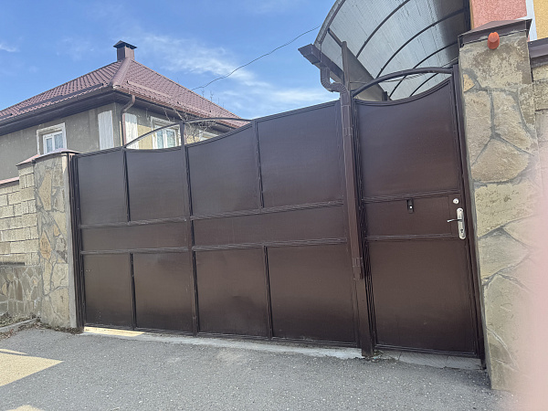 Металлические ворота с элементами ковки для частного дома фото 5