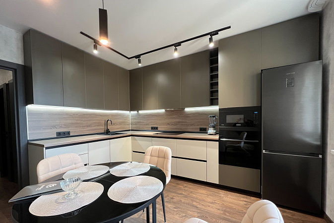 Кухня с комбинированными фасадами в трендовых цветах фото 1