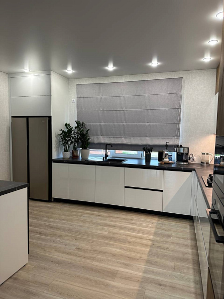 Угловая кухня «Эстетик Сиенна» с белым корпусом и встраиваемой техникой фото 3