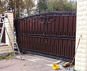 Откатные кованые ворота с отдельностоящей калиткой фото 2