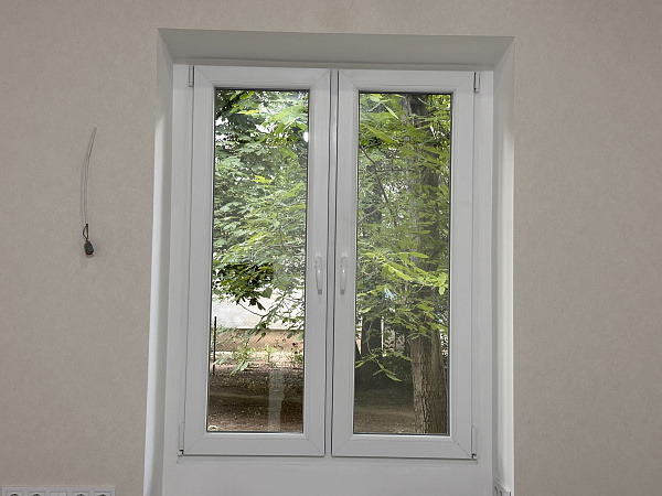 Замена старого окна на новое двухстворчатое с энергосберегающим стеклопакетом фото 3