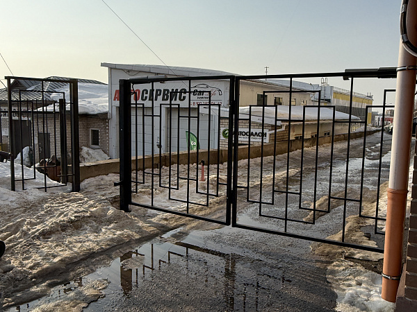 Распашные кованые ворота для коммерческой территории фото 3