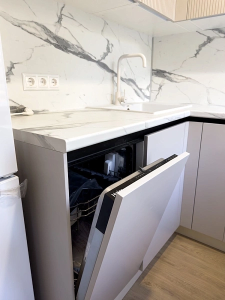 П-образный функциональный гарнитур для маленькой кухни фото 5