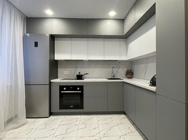 Угловой серый кухонный гарнитур с фасадами из крашеного МДФ фото 3