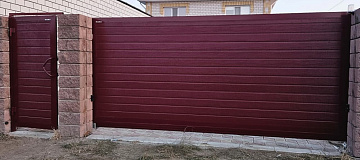 Установка откатных ворот DoorHan с отдельностоящей калиткой фото
