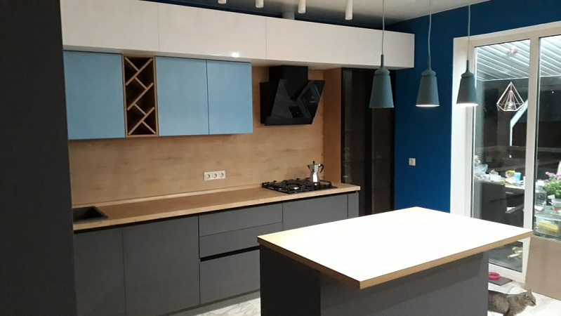 Установили четырехметровый кухонный гарнитур из пластика фото 2