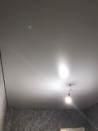 Парящий натяжной потолок с матовым полотном белого цвета фото 6