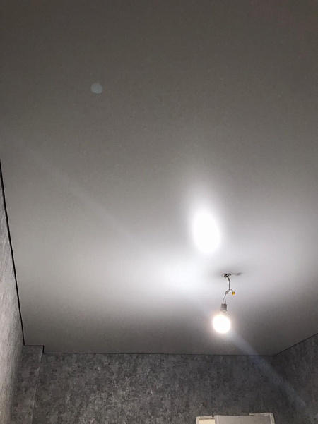 Парящий натяжной потолок с матовым полотном белого цвета фото 6