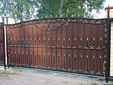 Откатные кованые ворота с отдельностоящей калиткой