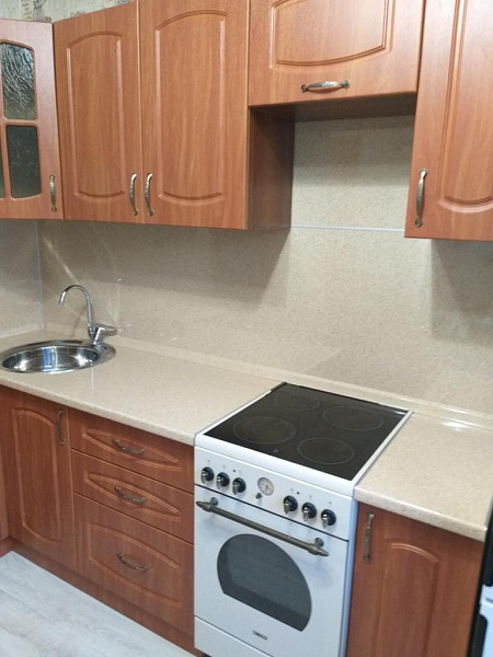 Угловая кухня с рельефным рисунком на фасаде и полкой для микроволновки фото 2