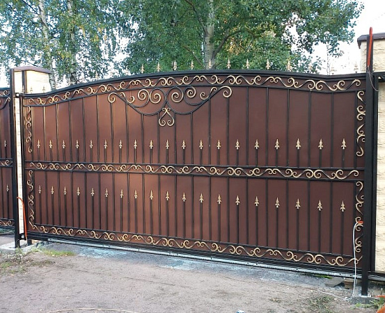 Откатные кованые ворота с отдельностоящей калиткой фото 1