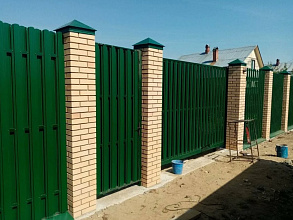 Забор из евроштакетника на желтых кирпичных столбах из декоративого кирпича фото 1