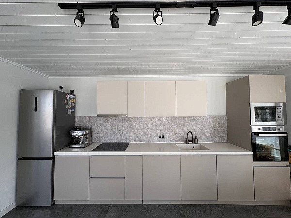 Изготовление и монтаж недорогой прямой кухни 3,8 м в частном доме фото 1