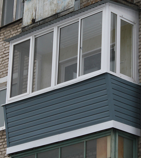 Остекление балкона с установкой межэтажной крыши и выносом конструкции фото 1