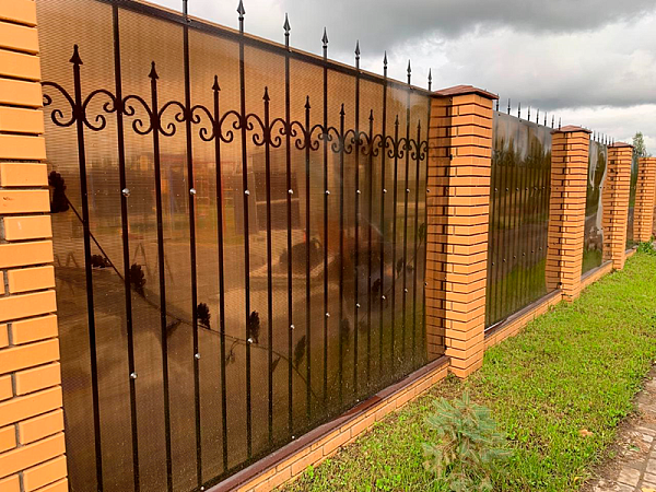 Забор комбинированный - ковка с теневым поликарбонатом фото 1
