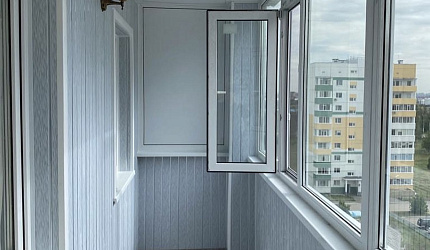 Установили пластиковые окна Veka на балкон и выполнили отделку фото