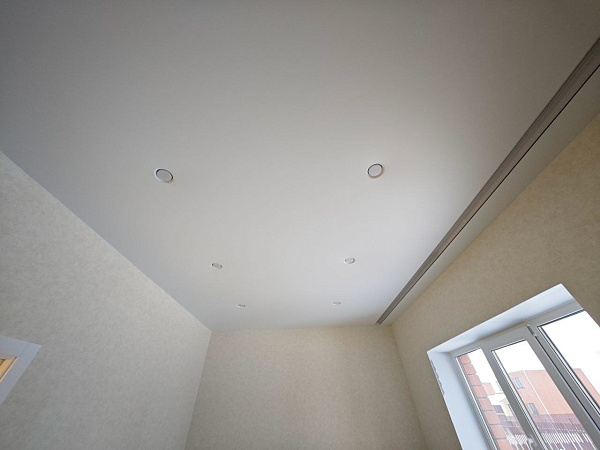 Натяжной огнеупорный поток в спальню + 6 минималистичных светильников фото 2