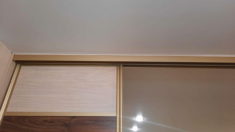 Натяжной потолок белого цвета с матовой фактурой фото 3