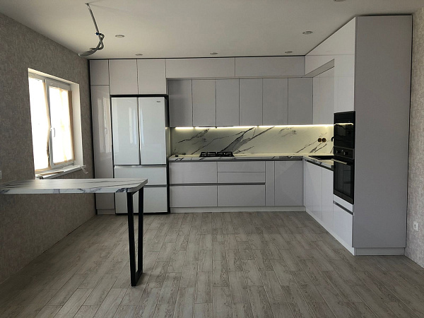 Сдали заказчику кухонный гарнитур в премиальной комплектации благородного белого цвета фото 2