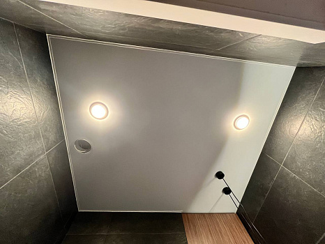 Установили матовый натяжной потолок в санузле фото