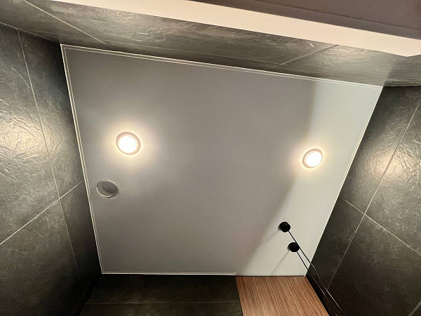 Установили матовый натяжной потолок в санузле фото 1