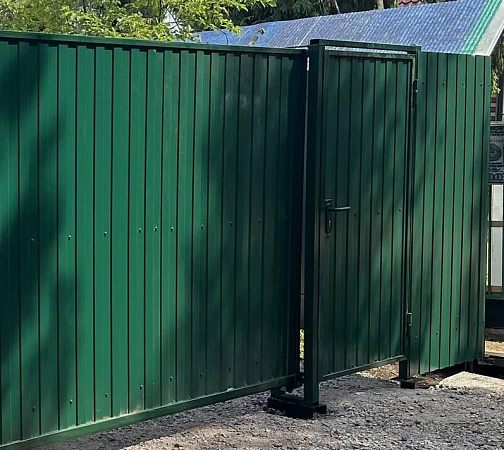 Установили откатные ворота, зашитые односторонним профнастилом фото 2