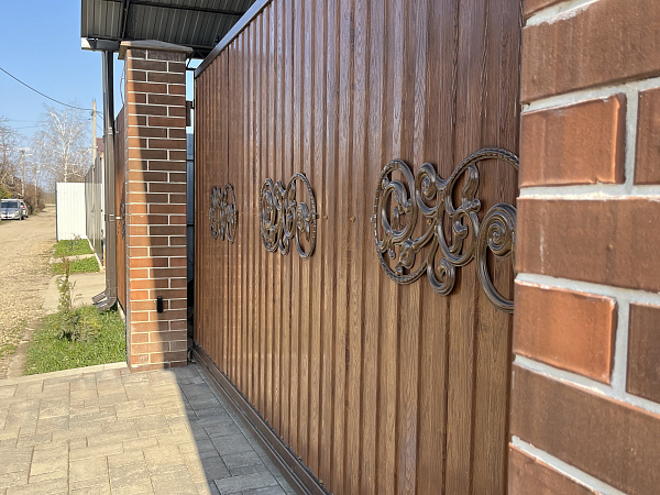 Автоматические откатные ворота с заполнением профлистом фото 3