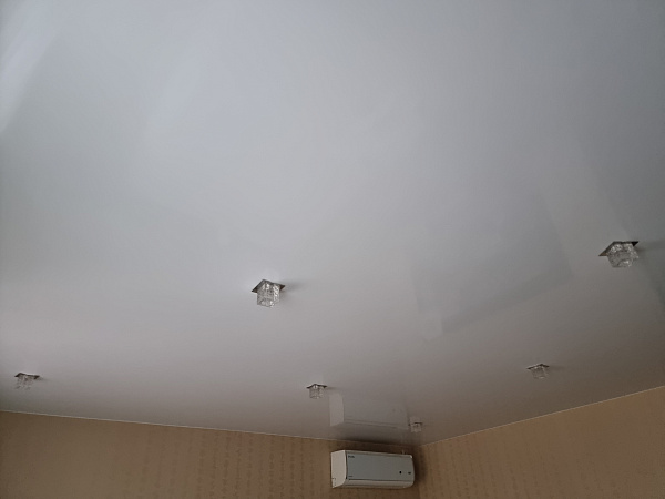 Глянцевый натяжной потолок в большой спальне фото 4