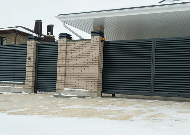 Забор с заполнением металлическими жалюзи по RAL 7024 (графит) фото 3