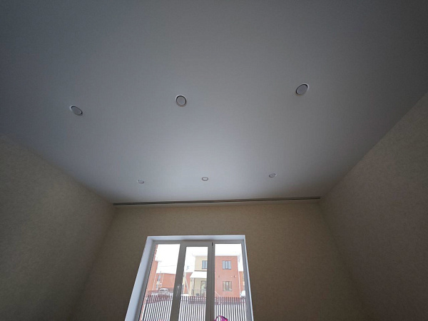 Натяжной огнеупорный поток в спальню + 6 минималистичных светильников фото 5