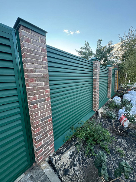 Забор Alutech в стиле «жалюзи» с калиткой и электромагнитным замком фото 2