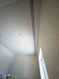 Натяжной огнеупорный поток в спальню + 6 минималистичных светильников фото 7