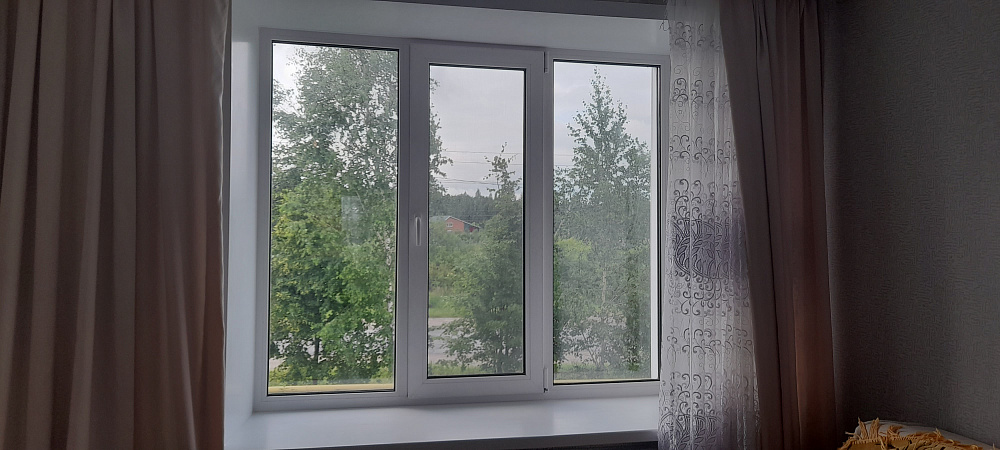 Трехстворчатое окно Рехау с двухкамерным стеклопакетом фото 1