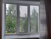 Трехстворчатое окно Рехау с двухкамерным стеклопакетом