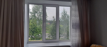 Трехстворчатое окно Рехау с двухкамерным стеклопакетом фото