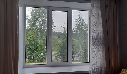 Трехстворчатое окно Рехау с двухкамерным стеклопакетом фото