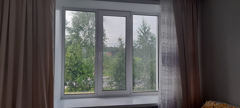 Трехстворчатое окно Рехау с двухкамерным стеклопакетом фото