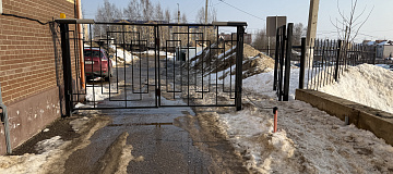 Распашные кованые ворота для коммерческой территории фото