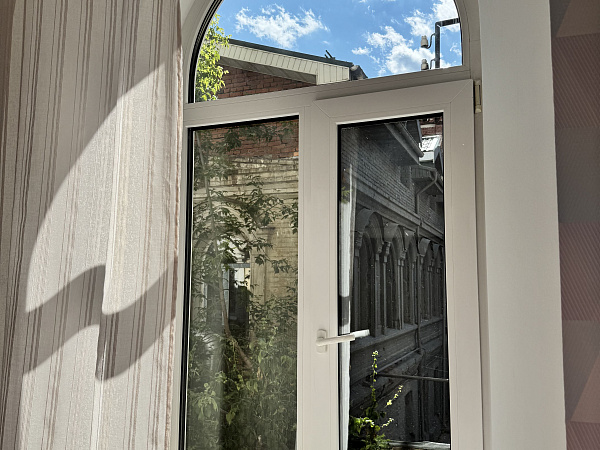 Заменили окно арочной формы в сталинке фото 3