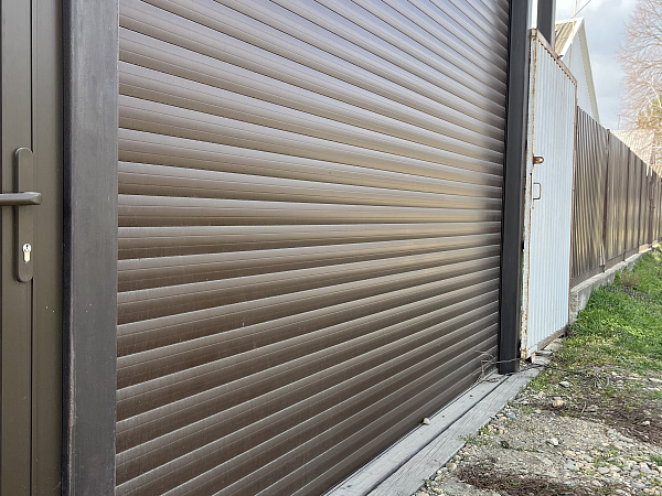 Гаражные ворота с подъемным механизмом и калитка фото 3